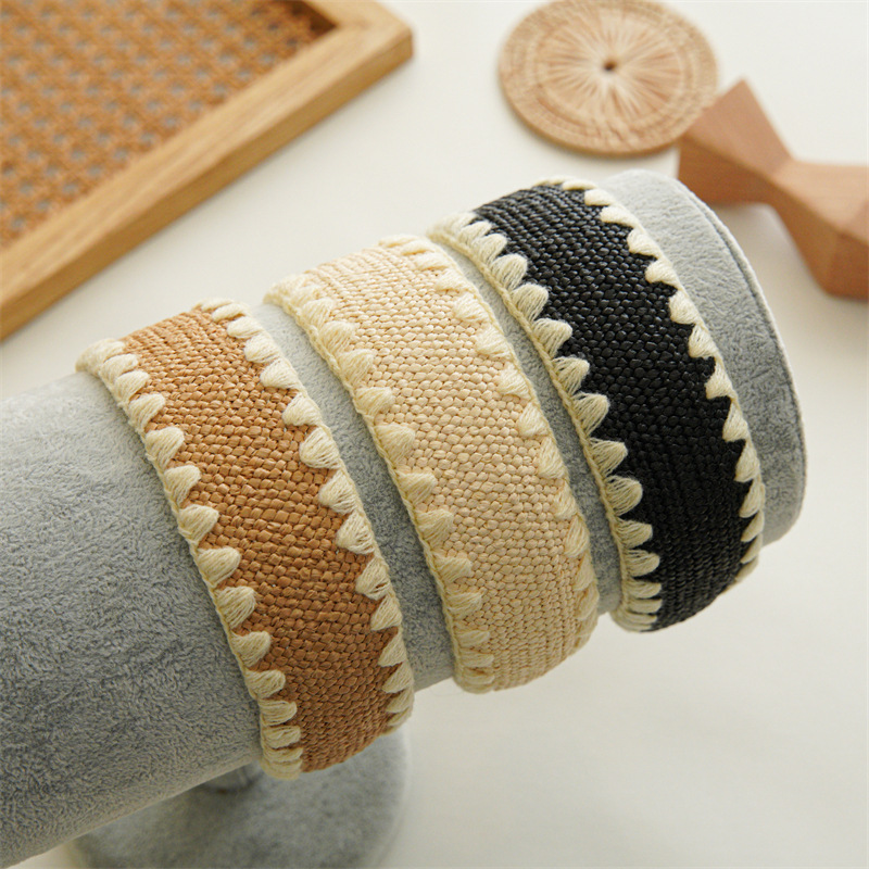 Brede geweven raffia haarband met stro knoop_voghion.com