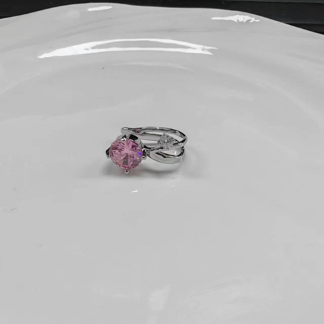 Clip de orejas de zircón ultra brillante para mujeres ligero de lujo de alto nivel sin agujeros de orejas, clip de hueso de orejas único y hermoso pendientes de orejas