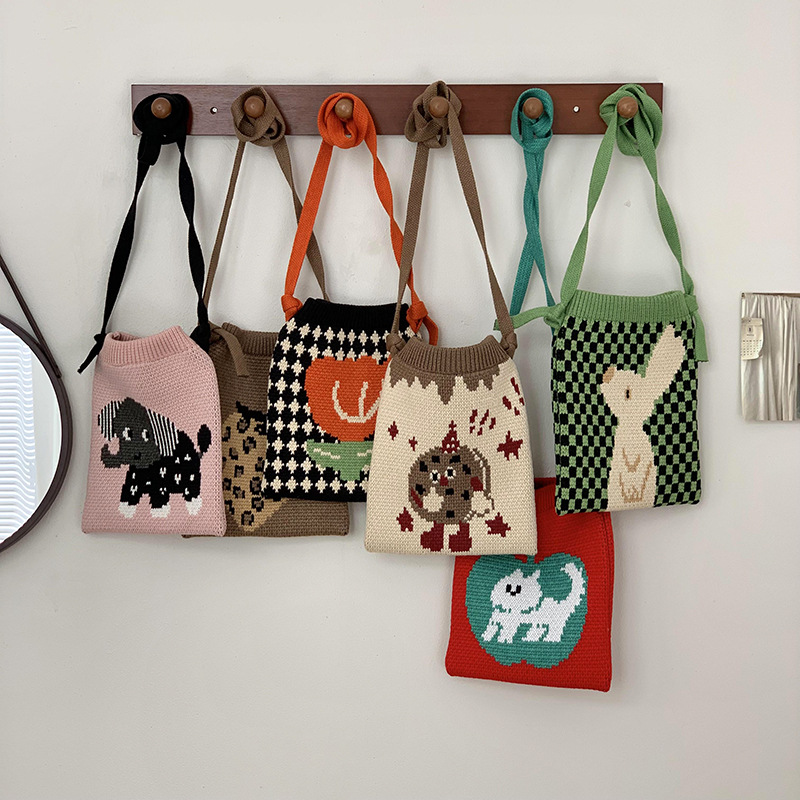 Bolso de hombro, bolso de mochila para mujeres versátil 2025 nuevo nicho de diseño lindo bolso de tejido de lana de dibujos animados bolso de teléfono celular