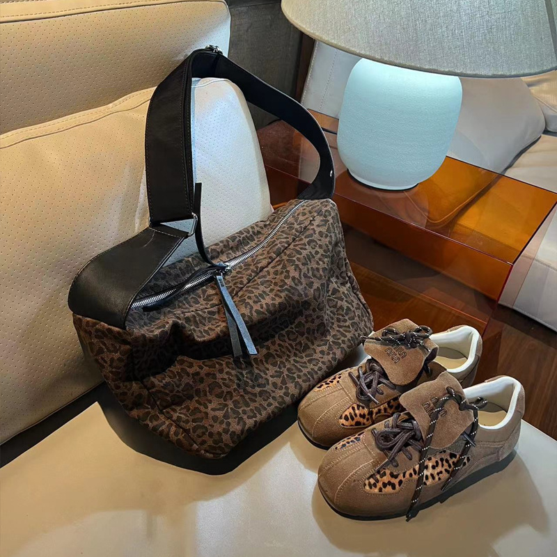 Shoulder large capacity commuting 2024 autumn and winter new item, niche leopard print canvas tote bag, fashionable_voghion.com