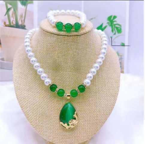 Synthetic Pearl imitation green jade send mother chain middle-aged old mother gift set clavicle chain factory direct wholesale