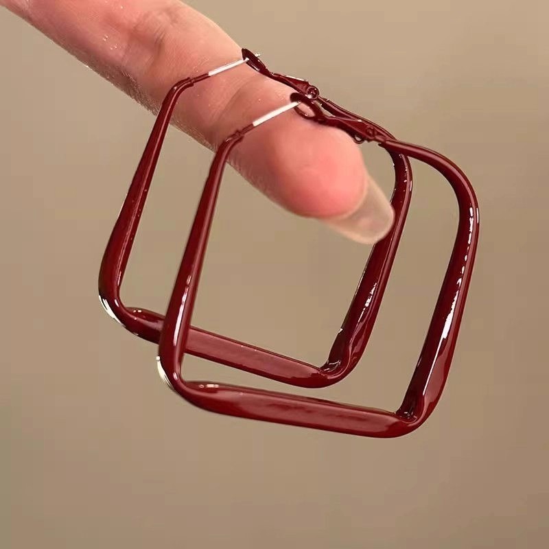 Puesto de mercado nocturno Pendientes de temperamento de moda caliente Pendientes de otoño e invierno para mujer Pendientes de perlas de imitación de lujo ligero de alta gama al por mayor