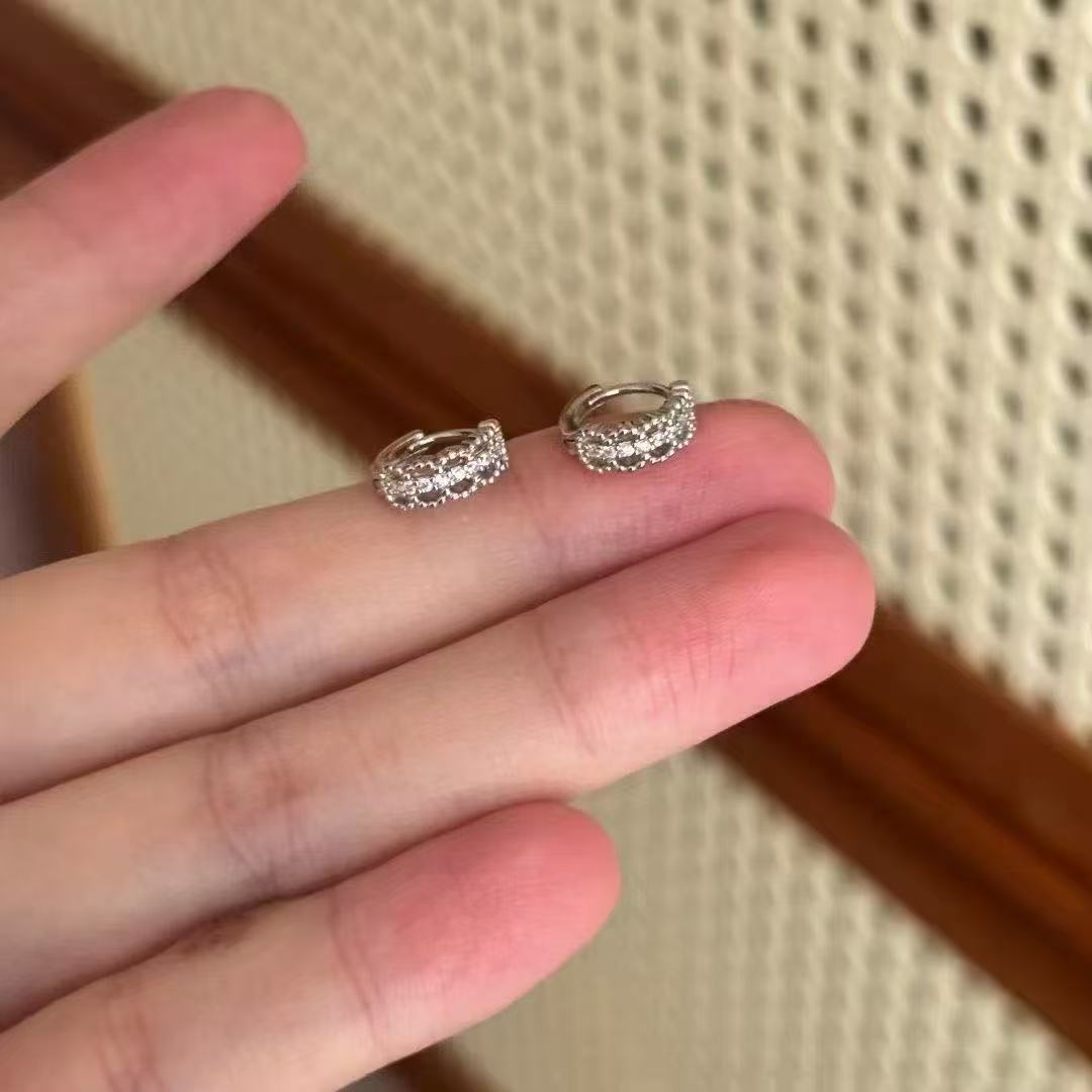 New lace earrings with high-end design, light luxury, niche, exquisite, versatile, stylish, elegant, unique, hollowed-out, cool and refined