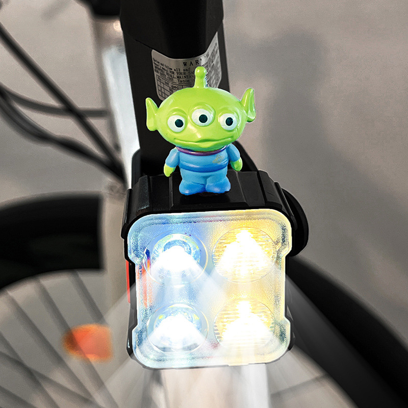自転車ライトのヘッドライトの強い光の夜はテールライトに乗ります。|undefined