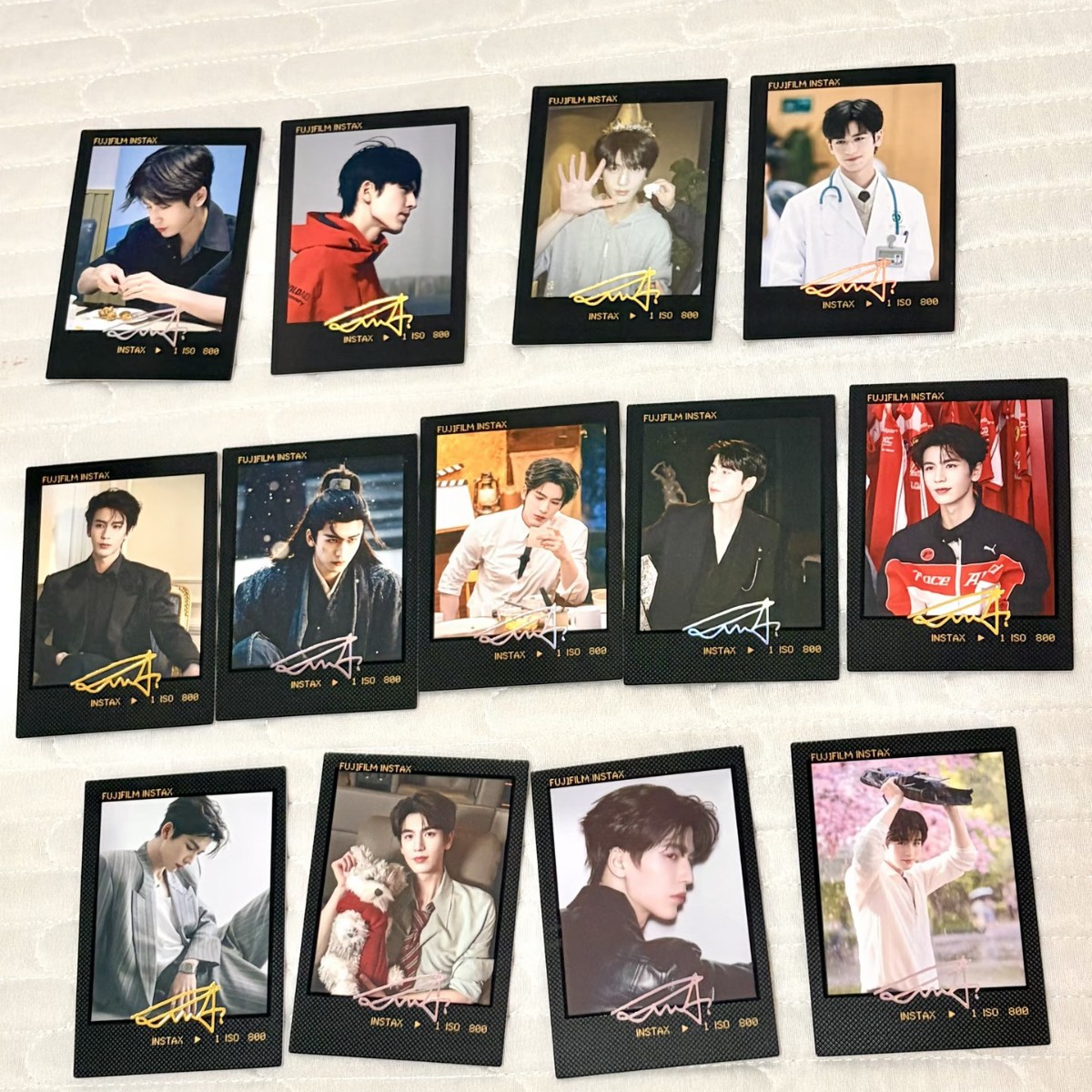 Manufacturer-customized celebrity autograph photocards, vinyl gold autographs, polaroid concert support celebrity tear-off sheets