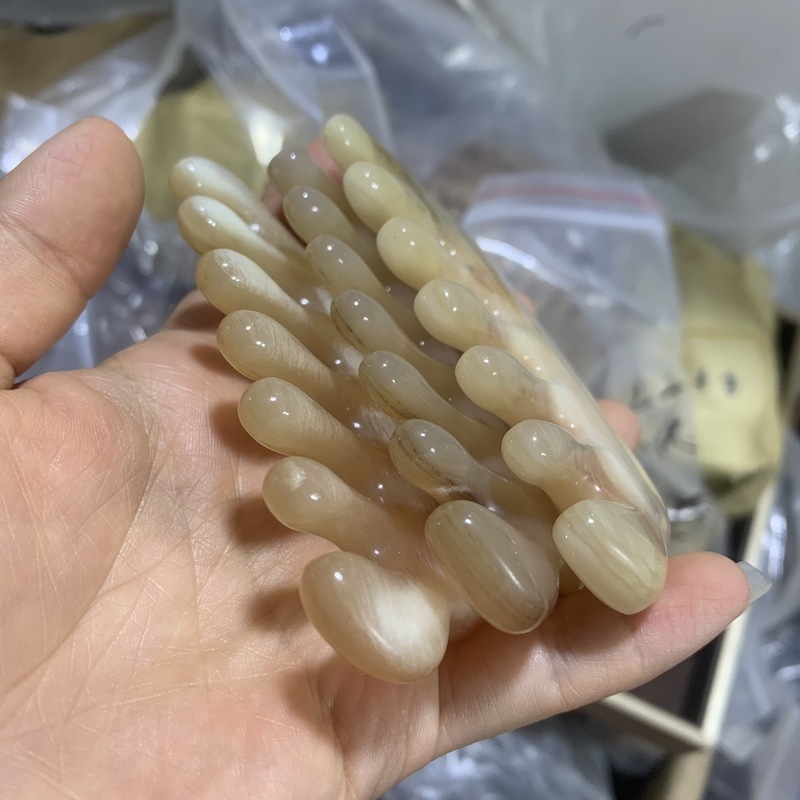 逸品の高貴な羊の角の雲の頭は治療してマッサージします。|undefined