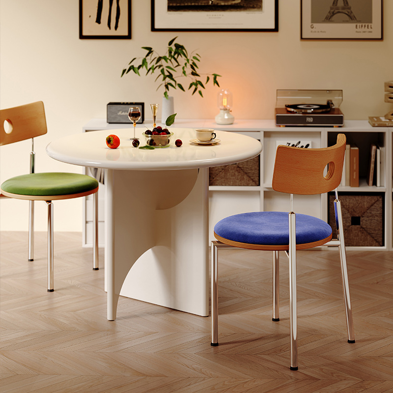 Silla de comedor de estilo medio, silla de respaldo de madera maciza para el hogar, silla de diseño retro, bolsa suave, mesa y silla de comedor Bauhaus de apartamento pequeño