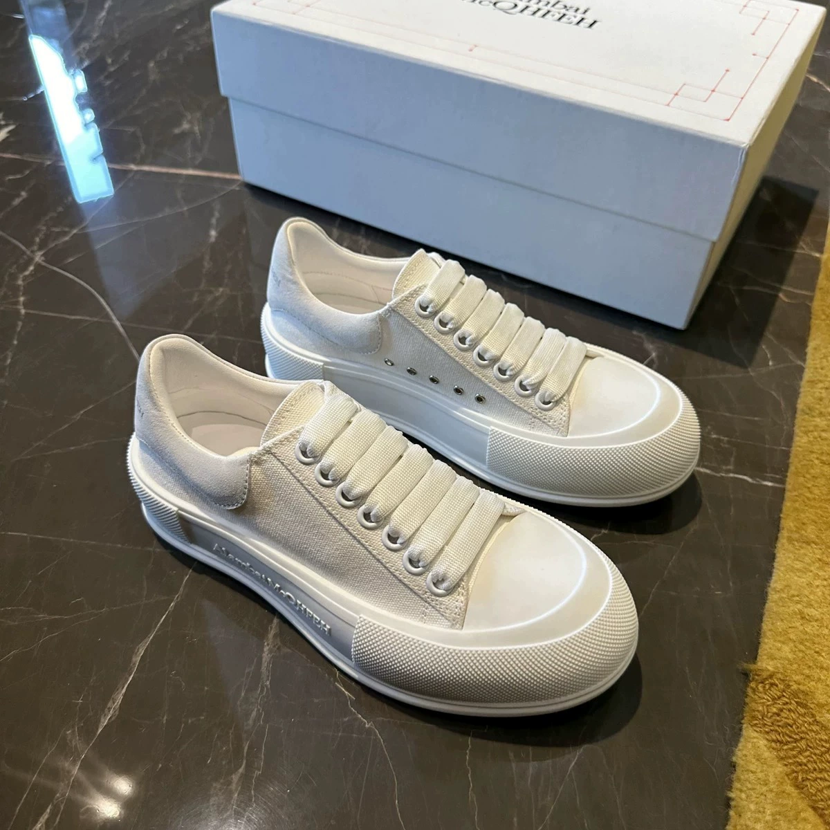 2025 новая высокая версия Маккуин холст маленькие белые туфли женские толстые подошвы увеличены