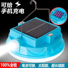 懐中電灯を持って電池を交換できる夜市のランプが緊急に長く続いています。
