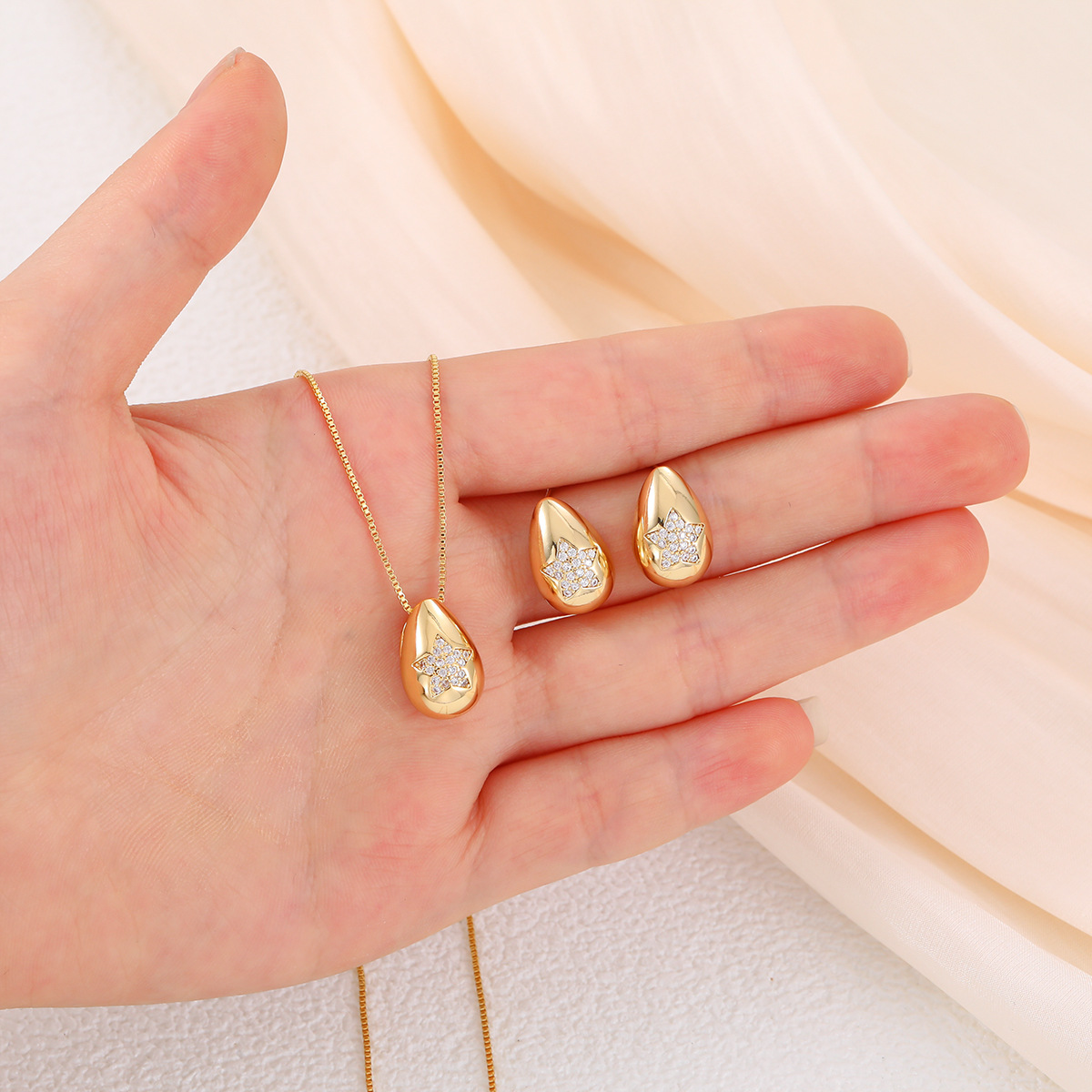 Nuevo estilo transfronterizo de cobre con microincrustaciones de circón pequeña gota de agua temperamento aretes collar conjunto estilo ins moda simple colgante mujer