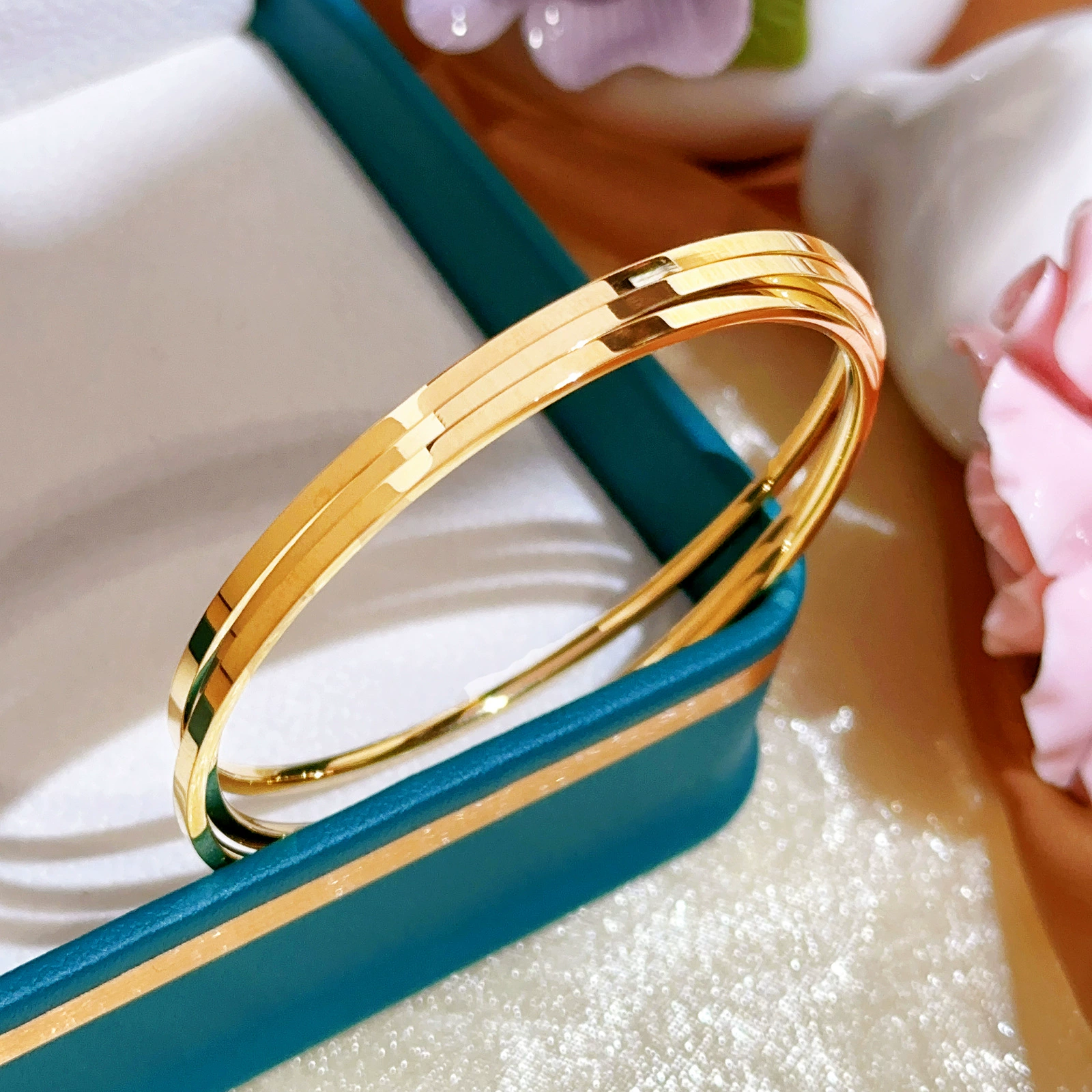 Европейский и американский модный круг легкий и экстравагантный браслет женский титановый стальной не выцветает