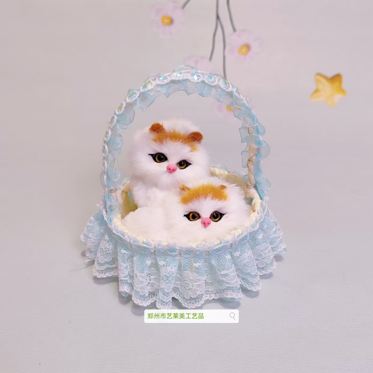 파란색 레이스 바구니 암컷 고양이는 짖을 수 있습니다