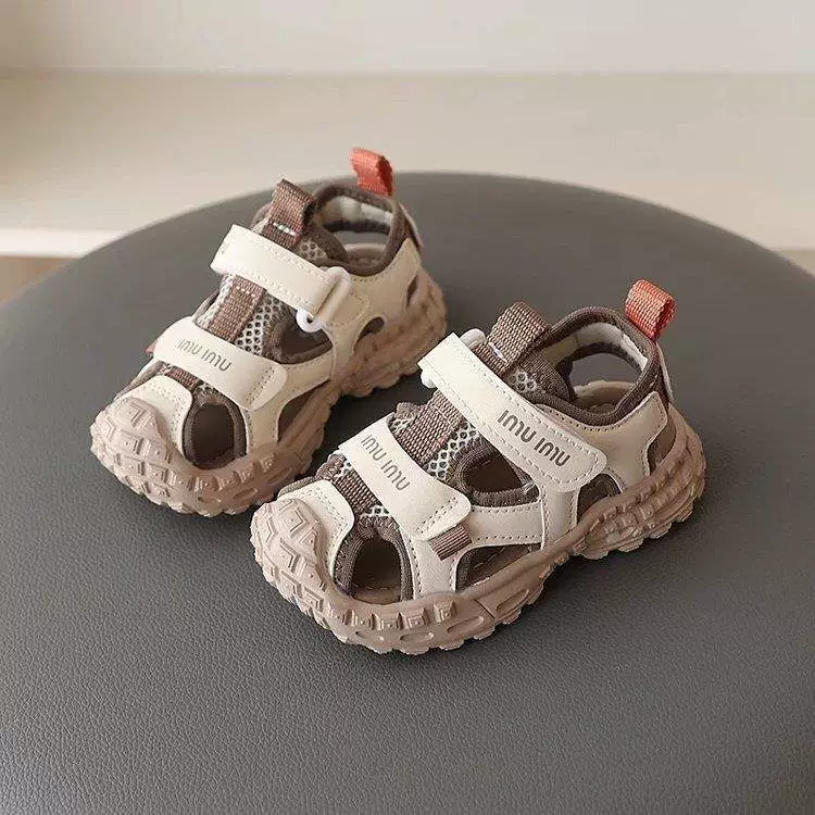 Новые летние сандалии для мальчиков, дышащая детская спортивная обувь с мягкой подошвой и защитой от ударов с полой сеткой для мальчиков и девочек, нескользящая