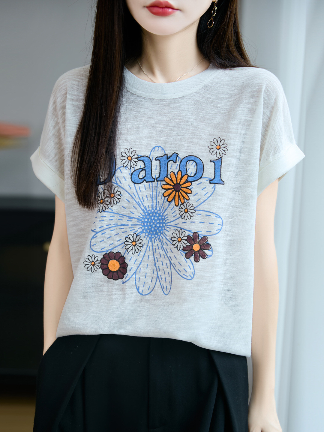 Áo thun nữ cổ tròn tay ngắn họa tiết hoa cúc jacquard dáng rộng — trắng