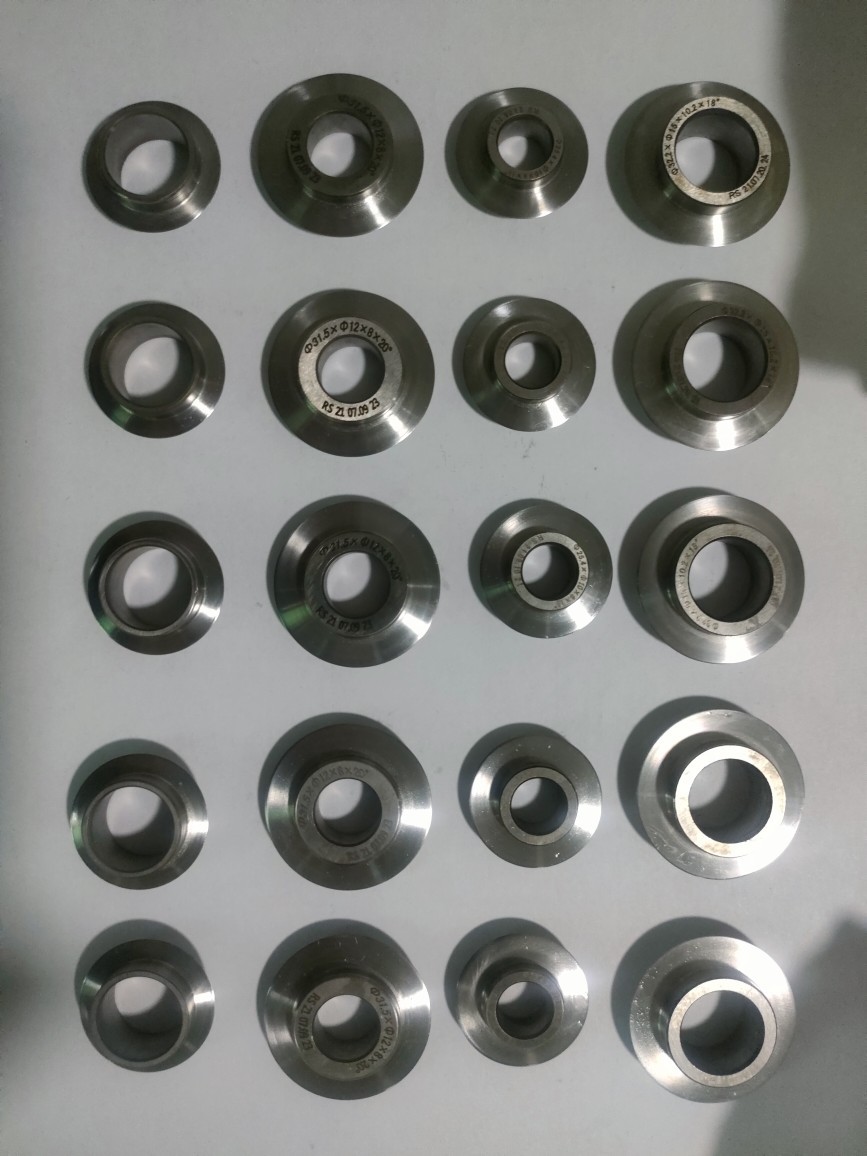 ͭ�����е��иƬԲ�е�ͭ�ܿ��ϻ���Ƭͭ���иƬ��Բ�е�