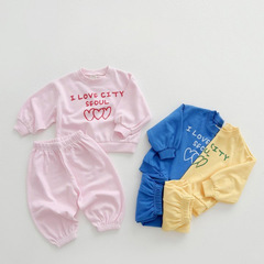 2025秋の新作男の子と女の子用スーツ、無地レターハート、韓国風子供用スウェットシャツ、長袖パンツ、2点セット