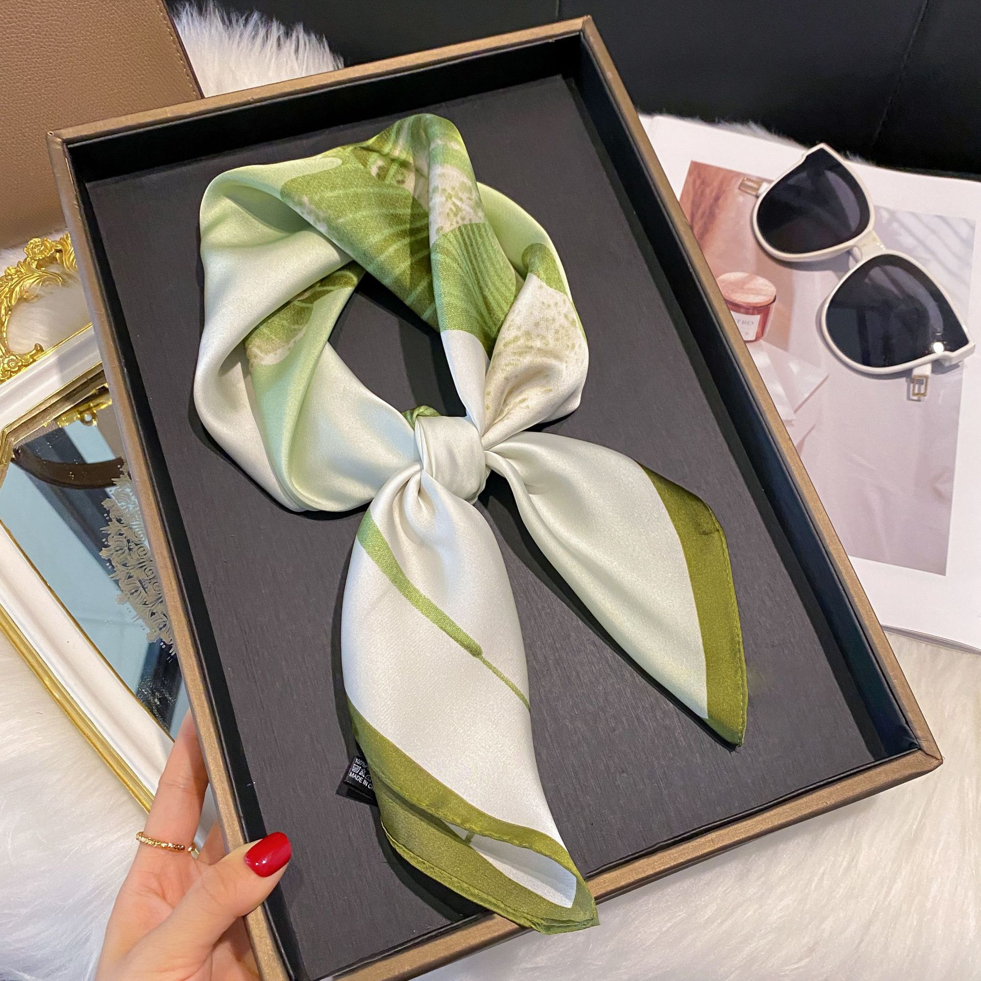 Foulard in raso versatile per donna quadrato effetto seta_voghion.com