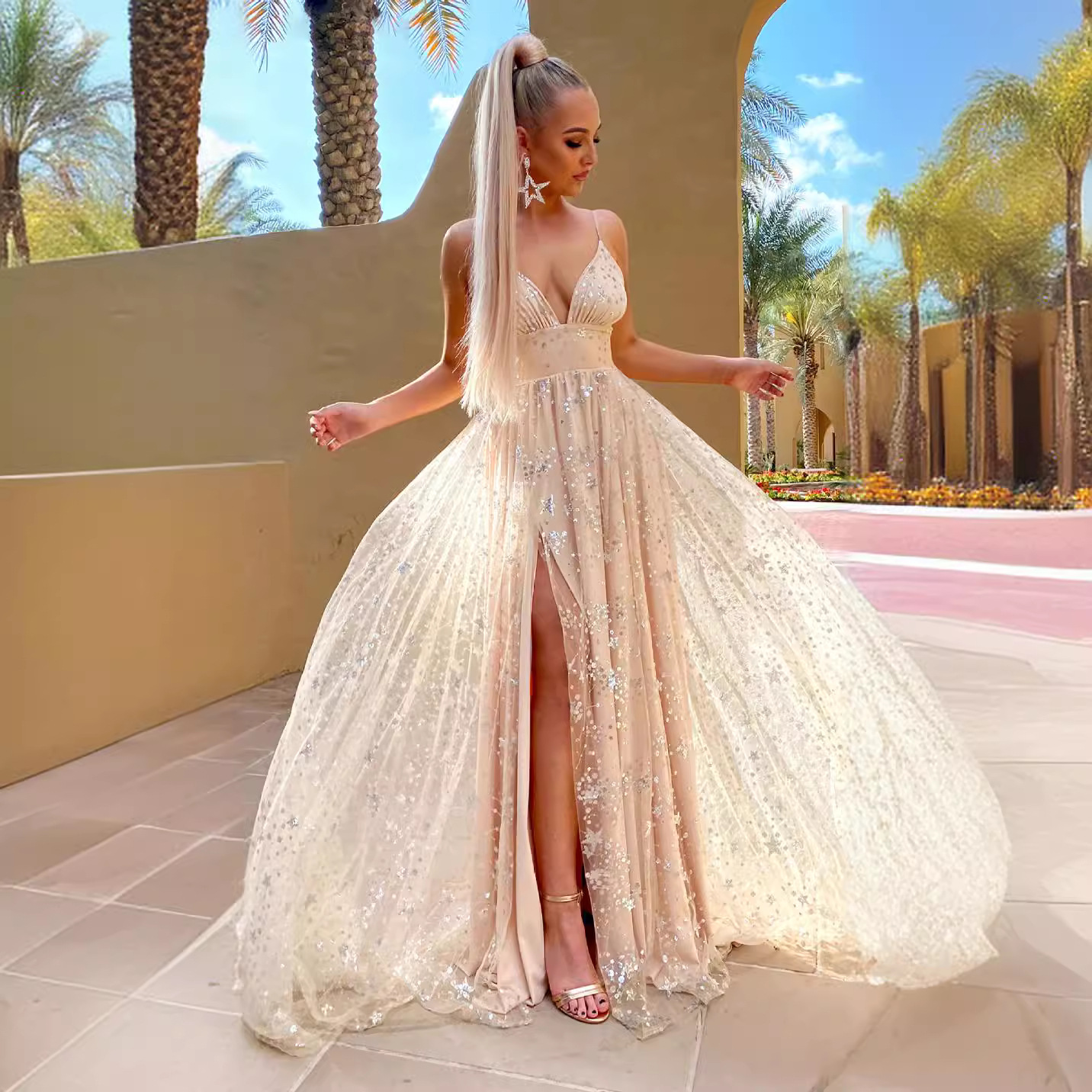 Vestido largo con tirantes finos y escote profundo en V, estilo europeo y americano, novedad de verano 2025, para comercio exterior, sexy, con abertura y pedrería.