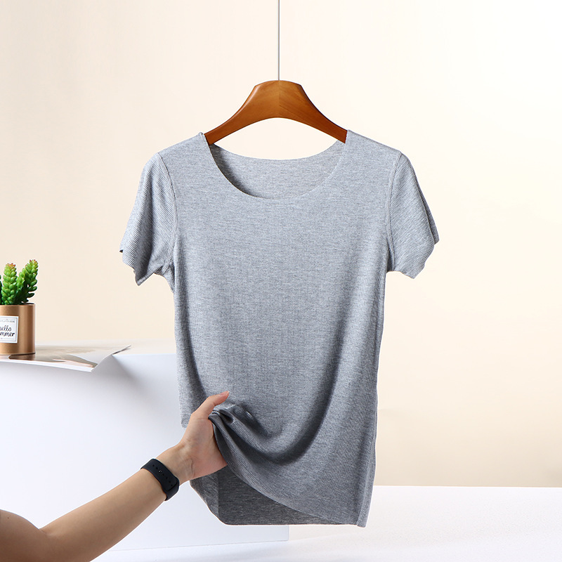 ネジのモーダルラウンドネック半袖tシャツを着ています。女性は夏にスリムに見えます。|undefined