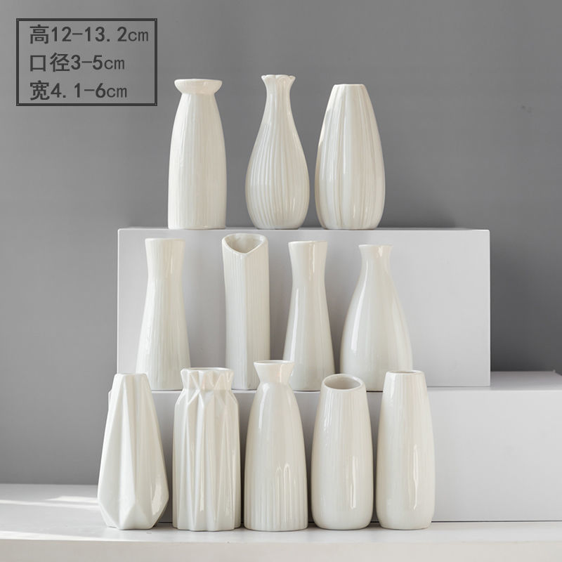 15가지 스타일의 작은 꽃병 4개가 무작위로 배포됩니다.