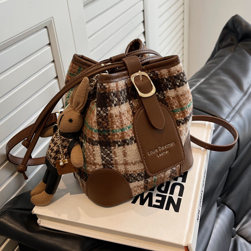 High-end versatile crossbody bucket shoulder bag for women 2024 spring new trendy plaid commuter bag for women