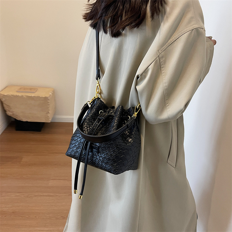 Nicho tejido bolsa de moda del todo fósforo para las mujeres 2023 nuevo retro cubo bolsa de alto grado sensible expreso popular bolsa de hombro