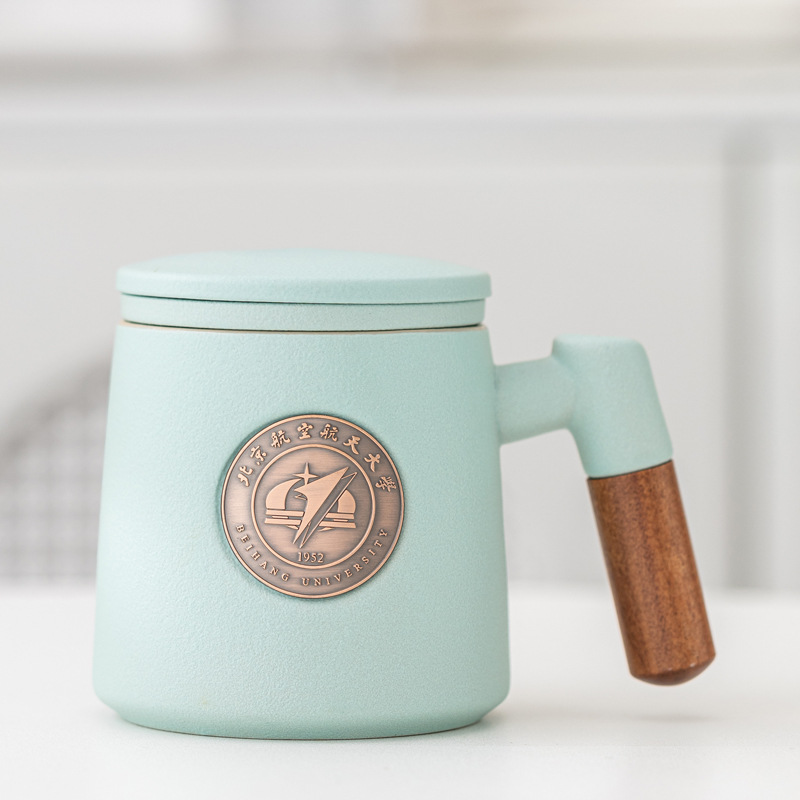 Taza de cerámica famosa escuela taza de filtro taza de marca taza de metal bronce relieve impresión LOGO taza de agua taza con tapa caja de regalo