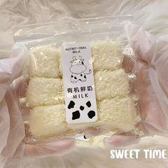 新しいモデルの揚げ物パンをつまんで楽しんでいます。