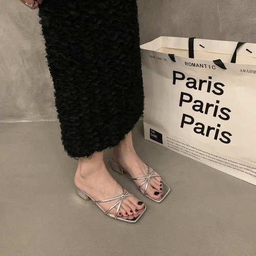 French-style children's small cool slippers for summer 2025, outdoor wear, everyday versatile flat one-piece outdoor slippers for women