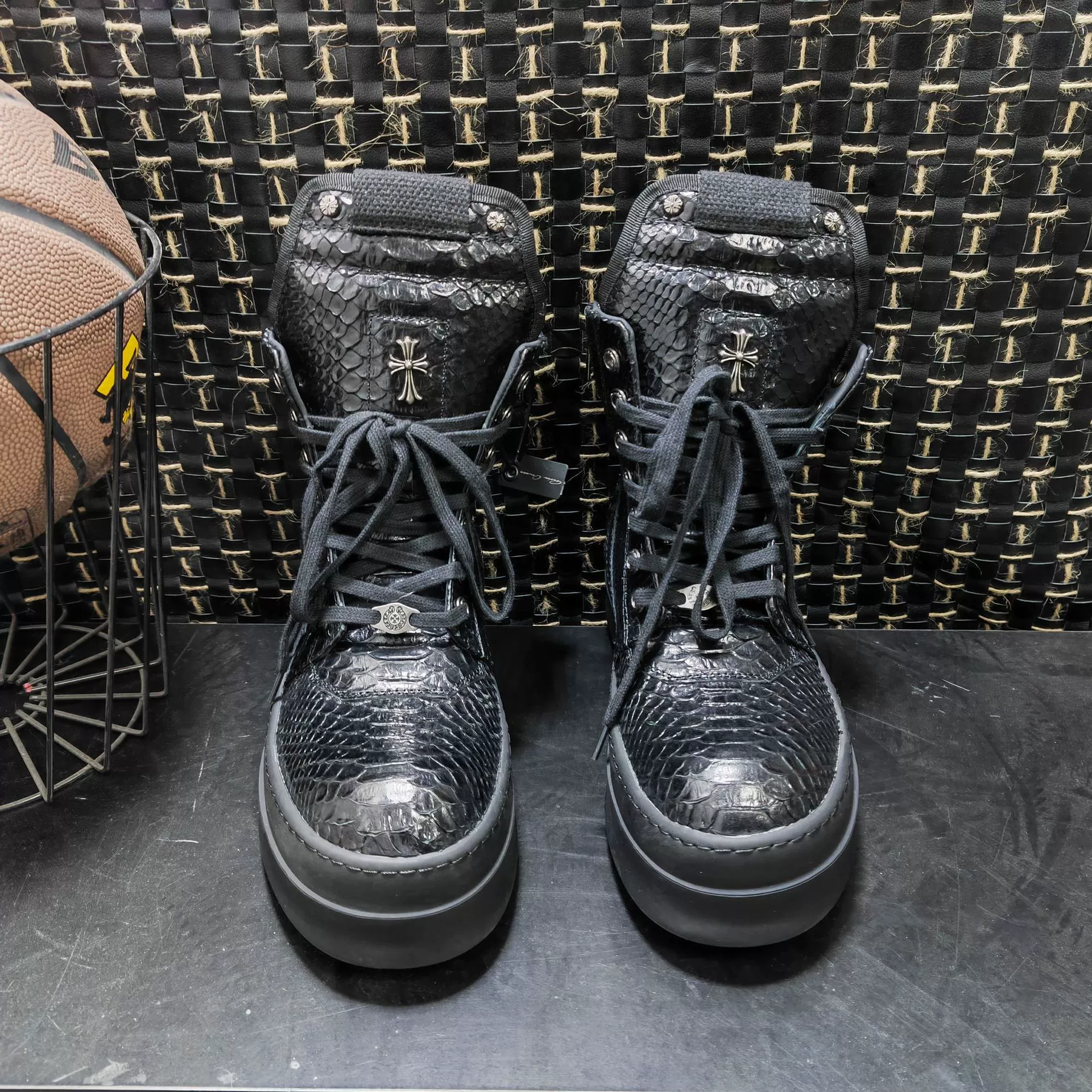 Модные уличные ботинки Crocs для пар, на толстой подошве, с инвертированным треугольным дизайном, с узором под кожу змеи, увеличивающие рост, в стиле 25RO.