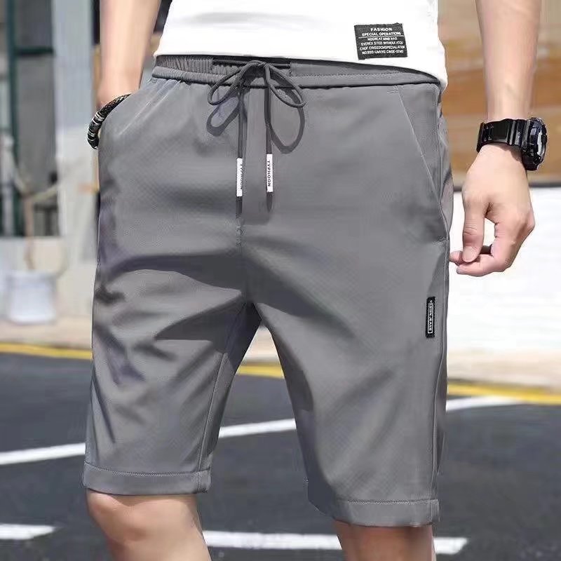 Pantalones cortos de seda de hielo para hombres 2020 Verano nuevo estilo coreano suelto elástico costura etiquetado pantalones cortos de playa