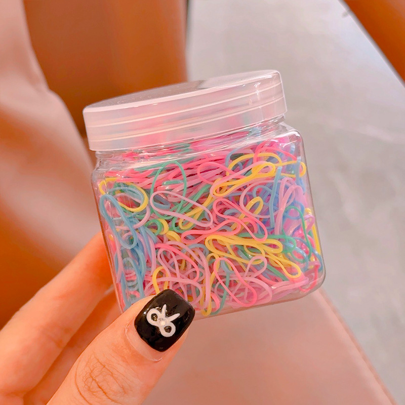 작고 얇은 원형의 봄색은 약 500