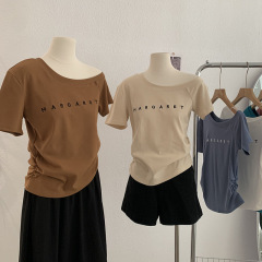 Omalai 斜め襟オフショルダーレタープリント半袖スリムフィット Tシャツ 2025 韓国版女性用多用途トップ 3711