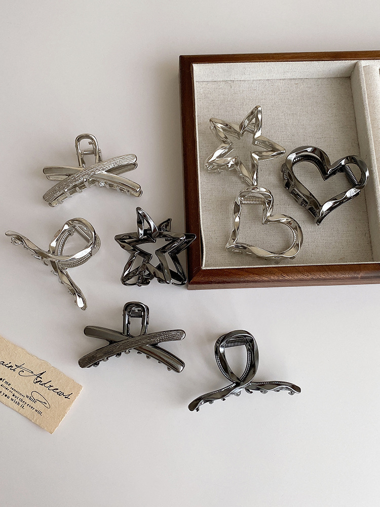 Lazy minimalist~ Heart claw clip 2023 new style temperament hair clip for women, back of the head high-end sense shark clip, Insta hair accessory