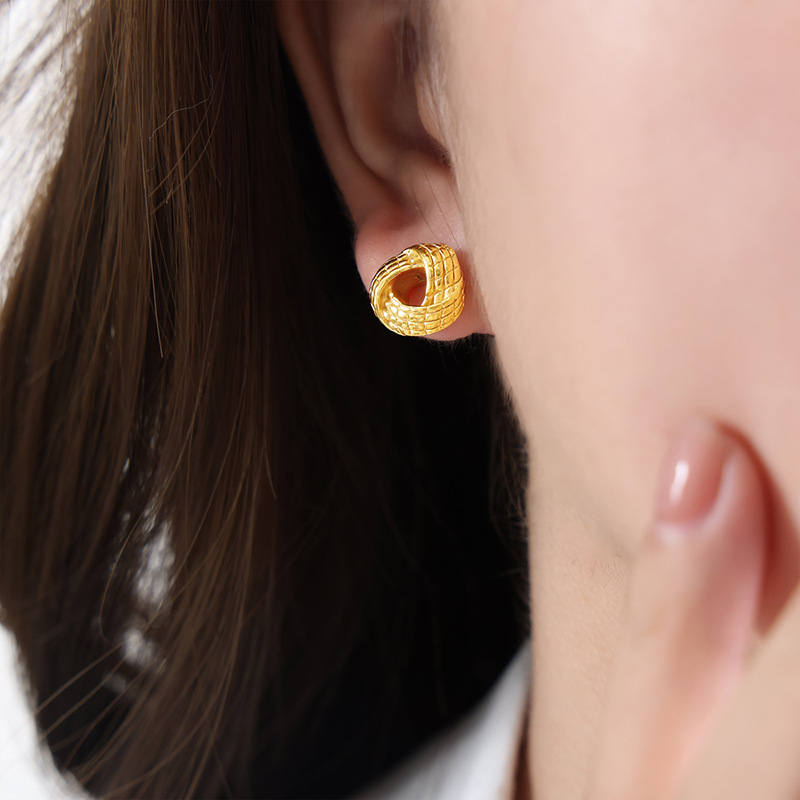 Simple Mobius con temperamento hueco exquisita moda artística retro nicho diseño Titanium pendientes de acero joyería femenina
