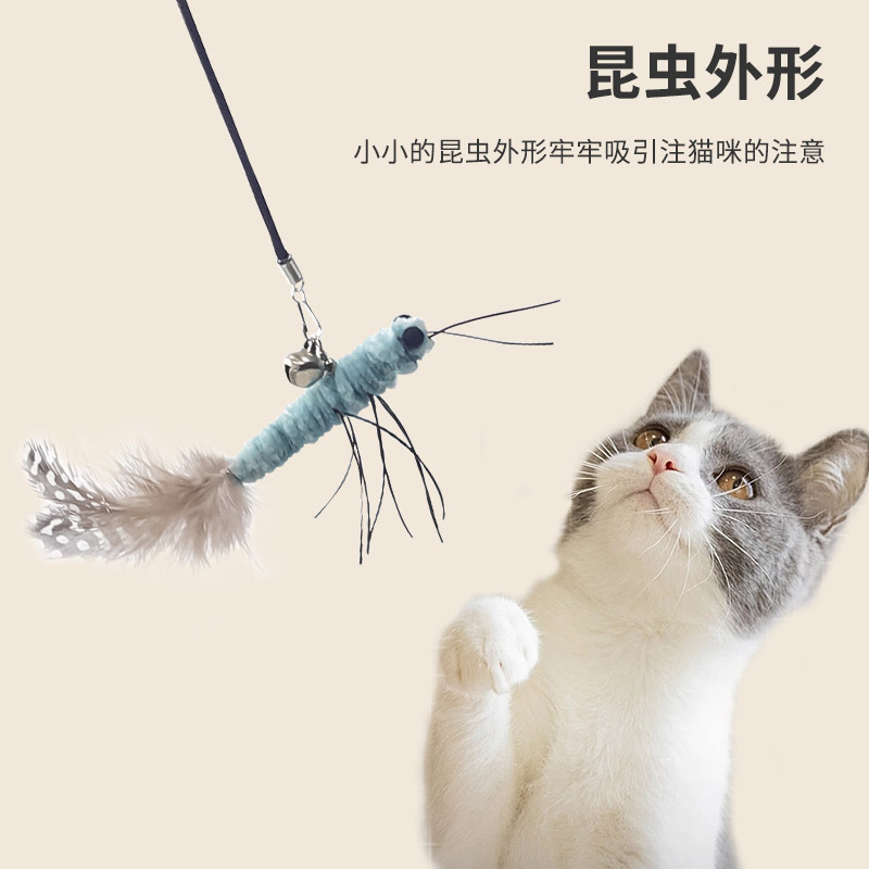 昆虫トンボの蝶は猫の棒の猫のおもちゃを笑わせます。