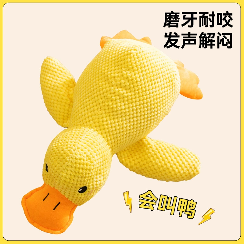Собаки игрушки кошки плюшевые маленькие желтые утки сопровождают спящую утку