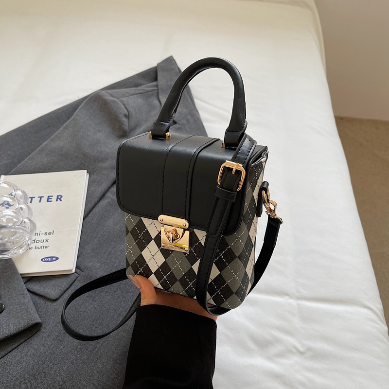 Alta sensación Lingerie mini bolso para mujeres 2024 nuevo Lingerie bolso cuadrado universal bolso de nicho de diseño exterior bolso de hombro