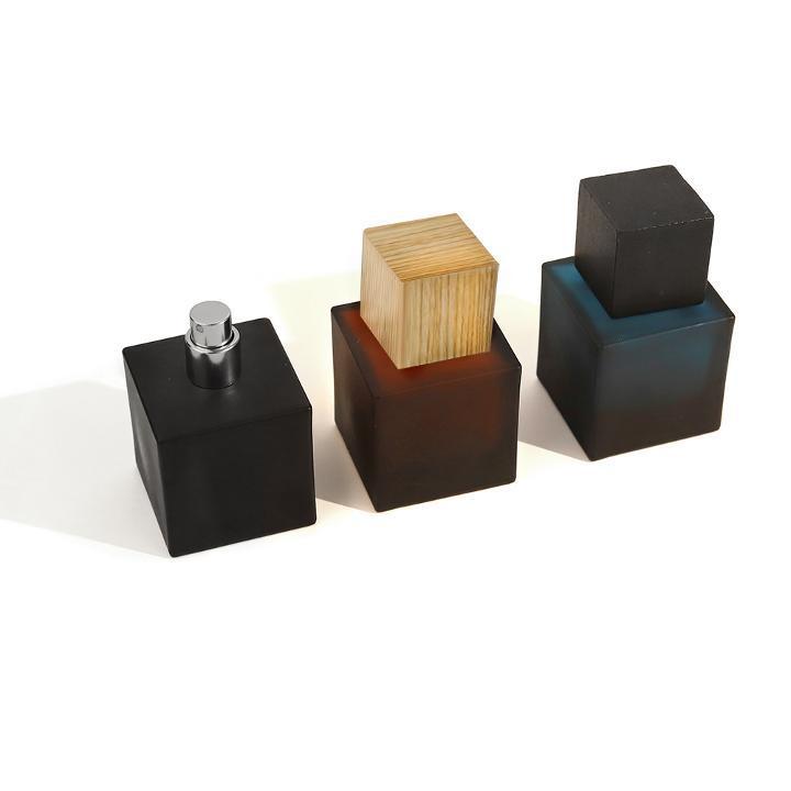 Botellas de perfume cuadradas al contado, tapas de madera de cera blanca en la boca de la bayoneta, botellas de spray de vidrio engrosadas, botellas de perfume oscuro en botellas separadas de 50 ml image 4