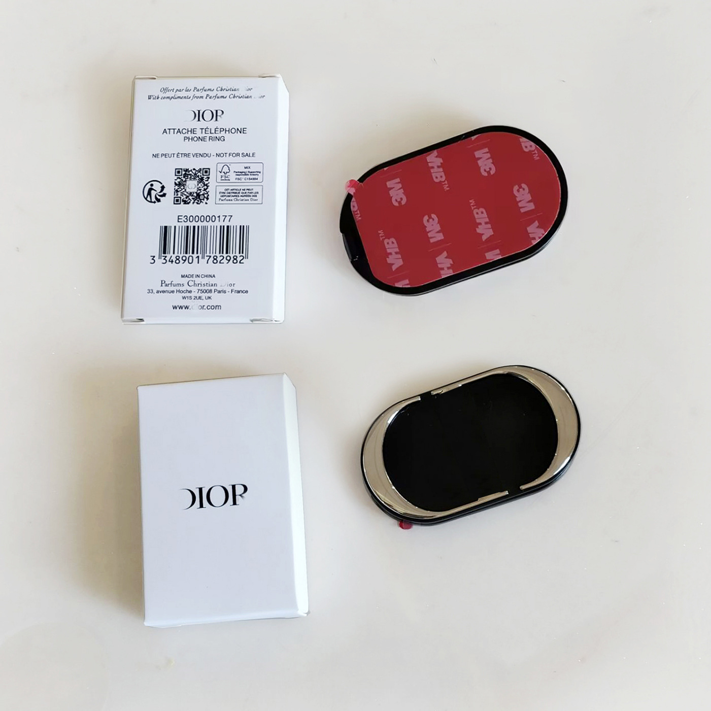 化粧バッグはピンクの白い化粧バッグを取り出します。