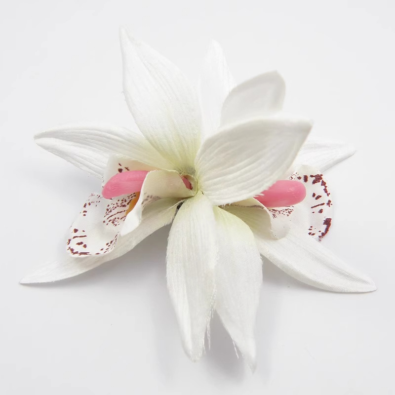 Chica caliente con flores naranjas orquídeas mariposa clips de cabello vacaciones fotos atmósfera clips de cabello