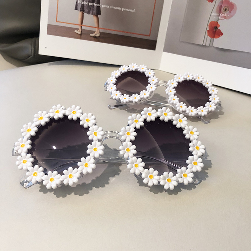 Wholesale Small Daisy Round Frame Sunglasses Nihaojewelry display picture 2