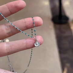 「青石の小道」の緑のビーズの貝殻のネックレスの大衆のデザインの気質の個性のシンプルなファッションの組み合わせのネックレス