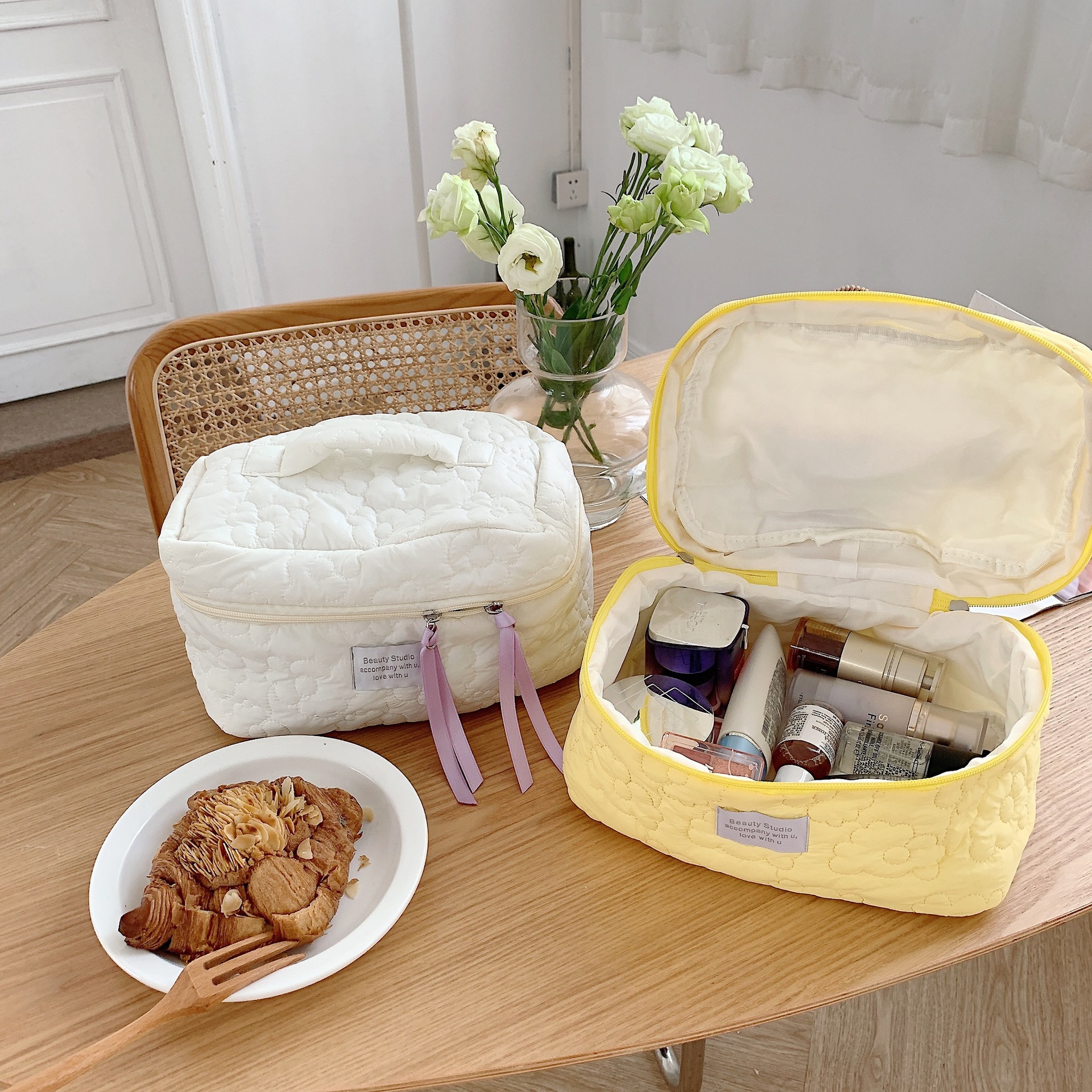 The 2631 Japanese-style fresh color-blocking flower hand-held makeup bag has a large capacity and can be carried hand in hand with a storage bag and a student pen case undefined