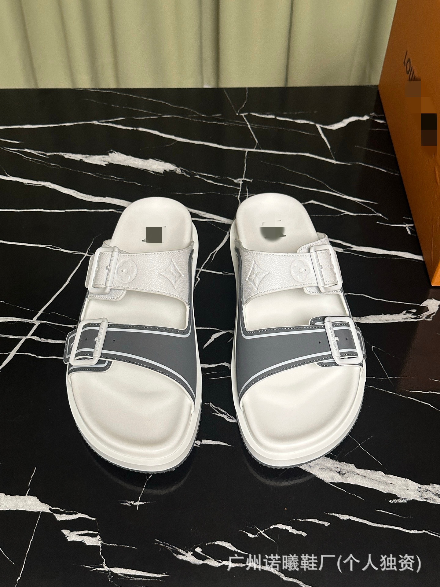 Zapatillas de moda para hombres con suela suave cómodas para usar zapatos de playa de cuero originales caja original de lujo marca de moda de doble cinturón de moda casual image 11