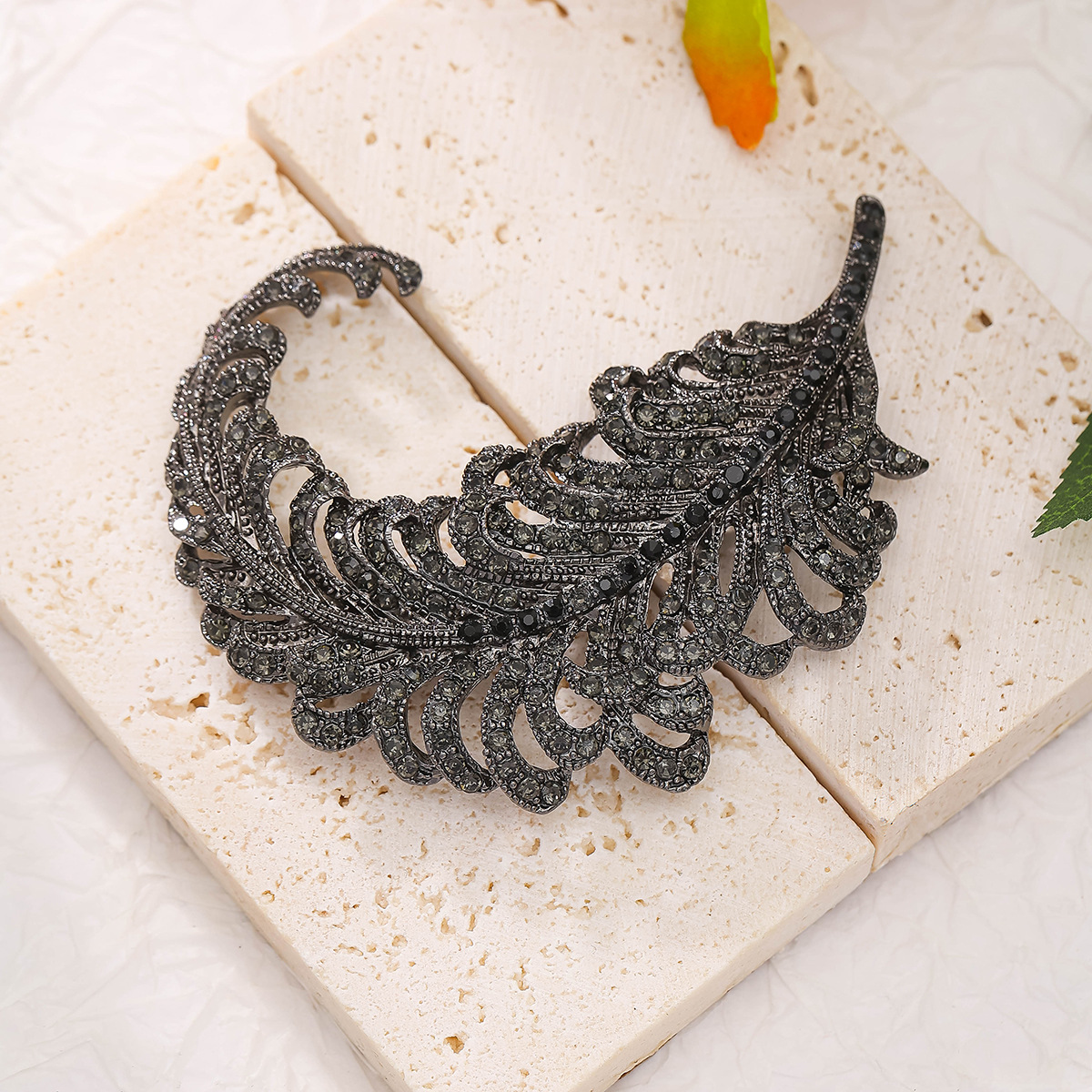 Spilla vintage a forma di piuma con strass per donna_voghion.com