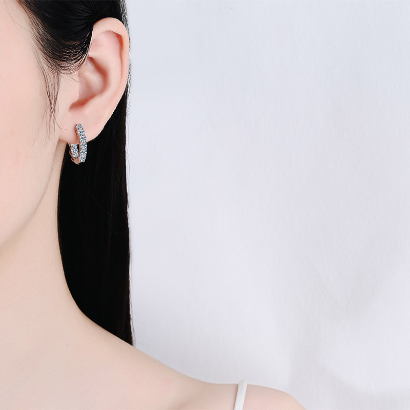 Brincos de argola em prata de lei com moissanite d_voghion.com