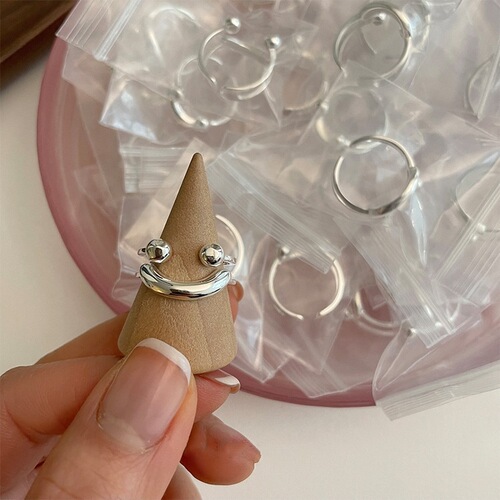 Korean-style niche design smiling ball ring for women, simple and stylish, personalized temperament, versatile, suitable for index finger.