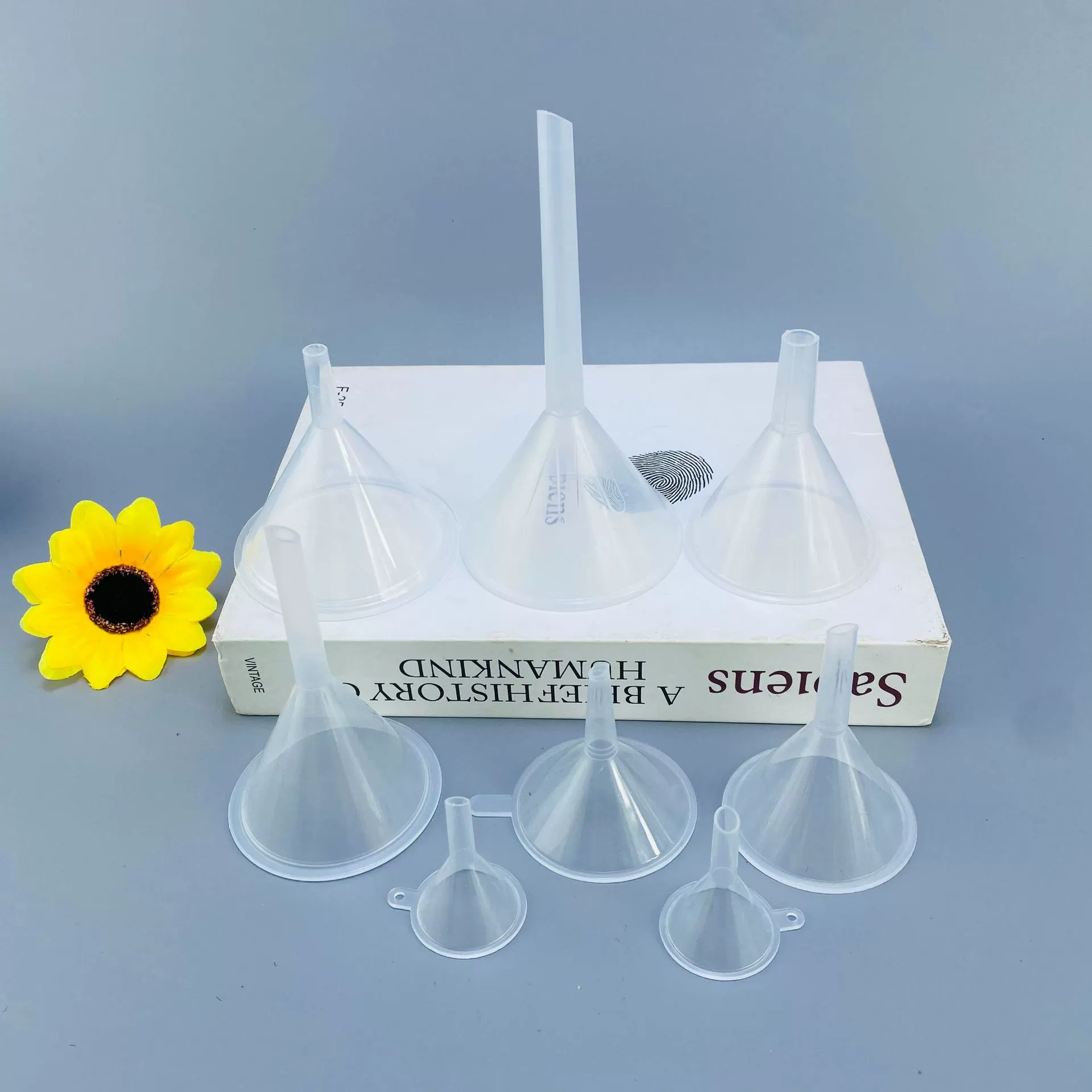 Производитель поставляет воронку пластиковую бытовую прозрачную перевернутую жидкость парфюмерная косметическая воронка Коммерческая упакованная воронка