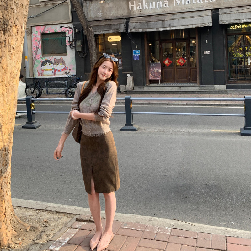 Brown Suede Slit Skirt for Women, Spring High-Waisted Slimming A-Line Retro Workwear Versatile Elegant Mid-Length Skirt